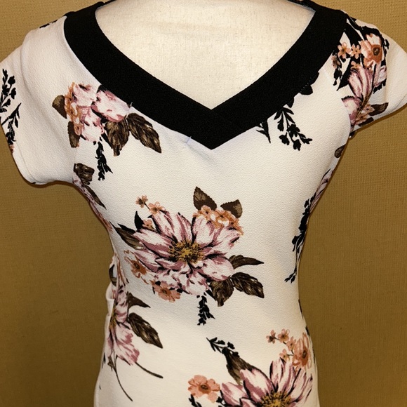 Lovely Floral Dress - Picture 5 of 6